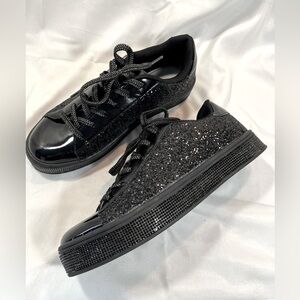 NWOT uubaris Glitter & Patent Sneaker